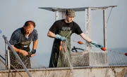 Insgesamt gibt es nur mehr fünf Fischer am Neusiedler See, darunter ist die Familie Varga. Die Fischerei wurde der Familie in die Wiege gelegt. Im Bild: Hannes Varga (Sohn von Berufsfischer Emmerich Varga-r), Emmerich Varga (Berufsfischer und unser Protagonist-l) beim Zugnetzfischen am NeusiedlermSee.