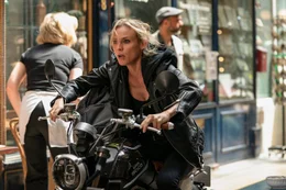 Die BND-Agentin Marie (Diane Kruger) versucht auf einem Motorrad zu entkommen, nachdem sie sich in Paris die von der CIA begehrte Festplatte geschnappt hat.