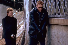 Sind gr&uuml;ndlicher "Aufr&auml;umer" im Dienste der NSA - die beiden Au&szlig;endienstagenten Jones (Scott Caan) und Krug (Jake Busey)