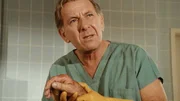 Quincy (Jack Klugman) untersucht den angeblich von Victor Garn ermordeten alten Mann. Er sucht nach Spuren, die den jungen Mann entlasten, da er von dessen Unschuld überzeugt ist.