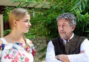 Theresa (Ines Lutz, l.) und Julius (Michele Oliveri, r.) finden den Grund der Wasserverkalkung: rostige Fässer am Rande eines Baches.
