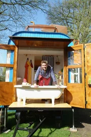 Entspannung im Grünen - Fritz Fuchs (Guido Hammesfahr) mag seine Wanne, die ruckzuck zum Frischluftbad wird. Entspannung im Grünen - Fritz Fuchs (Guido Hammesfahr) mag seine Wanne, die ruckzuck zum Frischluftbad wird.