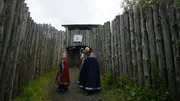 Gudrun (Sophie Ryder, li.) und ihr Vater König Sigurd (Johnny McGuinness) erreichen ihr Heimatdorf.