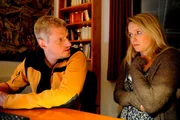 Andreas (Martin Gruber) durchforstet mit Sophie (Diana Staehly) die E-Mails ihres Mannes. Findet sich dort ein Hinweis, wo er stecken könnte?