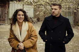 Marie (Almila Bagriacik, l.); Jacob (Edin Hasanovic, r.)