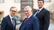 Hoher Besuch auf der Geburtstagsfeier seiner Frau: Robert (Heinz Hoenig, M.) begrüßt den Ministerpräsidenten (Gerhard Gutberlet, l.). Die Verwendung des sendungsbezogenen Materials ist nur mit dem Hinweis und Verlinkung auf TVNOW gestattet.