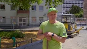 ARD/SWR ZUGEPFLASTERT!, "Wie schützen wir unsere Städte vor dem Hitzekollaps?", am Mittwoch (13.08.25) um 22:50 Uhr im ERSTEN. Gärtner Tom Klose arbeitet in Braunschweig an einem Pocket-Park. ARD/SWR ZUGEPFLASTERT!, "Wie schützen wir unsere Städte vor dem Hitzekollaps?", am Mittwoch (13.08.25) um 22:50 Uhr im ERSTEN. Gärtner Tom Klose arbeitet in Braunschweig an einem Pocket-Park.