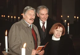 Die Witwe K&auml;the M&uuml;hlmann (Brigitte Mira) heckt zusammen mit dem pensionierten Polizisten Wilhelm (G&uuml;nter Pfitzmann, links) einen finsteren Plan aus. K&auml;thes verstorbener Mann Hubert (Harald Juhnke, Mitte) beobachtet die beiden nicht nur als Geist.