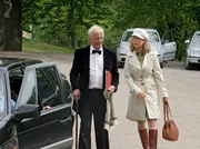 Detektivin Nadja Paulsen (Marion Kracht, r.) folgt Pianist Robert Thomsen (Rolf Becker, l.) zu einem Klaviernachmittag, der ausgerechnet in der Seniorenresidenz ihrer Mutter stattfindet.