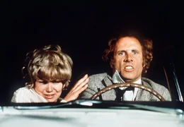 Gehetzt von einem gnadenlosen Verfolger suchen Madame Blanche (Barbara Harris) und George Lumley (Bruce Dern) ihr Heil in der Flucht.