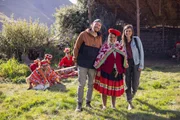 Sebastian (l.) und Svenja (r.) lernen immer wieder neue und interessante Menschen kennen. Sie treffen Maria (M.), eine Peruanerin, die in Pallata mit traditionellen Methoden Wolle f&auml;rbt. Diese Technik wurde bereits von den Inka verwendet.