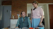 Die heutige Zeitungsschlagzeile gefällt Job und Nora Kleverlaan gar nicht (von li nach re: Rein Hofman, Eva Damen).