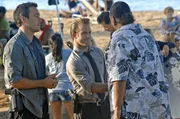 Nachdem bei Steve (Alex O'Loughlin, l.) eingebrochen worden ist und dann auch noch seine Schwester entführt wurde, versucht er gemeinsam mit Danny (Scott Caan, M.), Chin und Kono alles, um sie zu finden. Doch wird Mamo (Al Harrington, r.) ihnen weiterhelfen können?