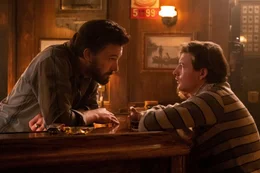 BEN AFFLECK and TYE SHERIDAN star in TENDER BAR Photo: CLAIRE FOLGER  &copy; AMAZON CONTENT SERVICES LLC