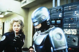 Police-Officer Lewis (Nancy Allen, l.) ist von der Vielseitigkeit des RoboCops (Robert John Burke, r.) fasziniert ...