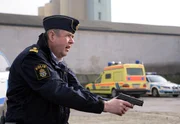 Sven Adelgren (Michael Segerström) will in einer Polizeiuniform fliehen.