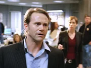 Der Journalist Josh Lemle (Lee Tergesen) stürmt aufgeregt ins Polizeirevier: Ich will einen Mord melden, den Mord an mir! Der Journalist Josh Lemle (Lee Tergesen) stürmt aufgeregt ins Polizeirevier: Ich will einen Mord melden, den Mord an mir!