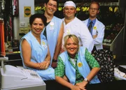 Vorne: Rita (Gaby Köster); hinten v.li.: Gisela "Gisi" (Franziska Traub), Kevin (Kevin Lorenz), Bernie (Georg Alfred Wittner) und der Chef, Herr Schumann (Lutz Herkenrath).