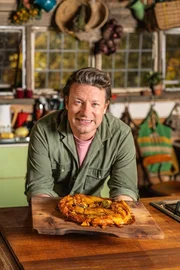 Jamie Oliver mit einer Birnen-Tarte-Tatin.