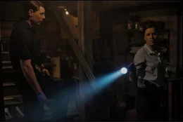 Als die Detectives Boney (Kim Dickens, r.) und Gilpin (Patrick Fugit, l.) Amys Tagebuch mit den Eintr&auml;gen &uuml;ber die gewaltt&auml;tige Veranlagung ihres Ehemannes finden und von der Erh&ouml;hung ihrer Lebensversicherung erfahren, steht der M&ouml;rder f&uuml;r sie fest: Ehemann Nick!