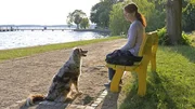 Sonne tanken: Marianne (Ulrike Krumbiegel) mit Therapiehündin Käthe.
