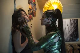 Trini (Becky G, l.); Rita Repulsa (Elizabeth Banks, r.)