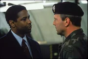 Dem herrischen Major General William Devereaux (Bruce Willis, r.) scheint jede Warnung vom FBI-Agenten Anthony Hubbard (Denzel Washington, l.) vollkommen kalt zu lassen ...