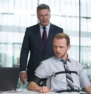 C.I.A.-Direktor Hunley (Alec Baldwin, l.) traut Mitarbeiter Benji (Simon Pegg) nicht und schlie&szlig;t ihn w&ouml;chentlich an einen L&uuml;gendetektor an.