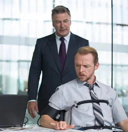 C.I.A.-Direktor Hunley (Alec Baldwin, l.) traut Mitarbeiter Benji (Simon Pegg) nicht und schlie&szlig;t ihn w&ouml;chentlich an einen L&uuml;gendetektor an.