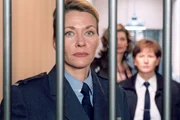 Eva Baal (Karen Böhne, li.) schliesst ein letztes Mal das Gitter hinter sich und verlässt in Begleitung der neuen Gefängnisdirektorin Jutta Adler (Claudia Loerding, re.) und Staatssekretärin Kaltenbach (Franziska Matthus) die Mauern von Reutlitz.