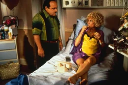 L-R: Harry Wurmwald (Danny DeVito) und Wurmwald (Rhea Perlman).
