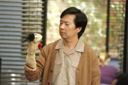 Die Puppentherapie soll auch Chang (Ken Jeong) helfen sich klar auszudr&uuml;cken ...
