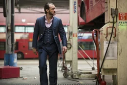 Zw&ouml;lf Jahre Knast hinter sich: Safe-Knacker Dom (Jude Law) ist endlich wieder auf freiem Fu&szlig; und will sich jetzt seine Belohnung holen, weil er seinen Boss, den Gangster Mr. Fontaine, die ganzen Jahre gedeckt hat ...