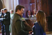 Ein sterbender Mann l&auml;sst ein Baby bei einem Priester zur&uuml;ck. Wem geh&ouml;rt das Kind? Und was war die Todesursache des Mannes? Lanie (Tamala Jones, r.) und Richard (Nathan Fillion, l.) wollen Antworten auf diese Fragen finden ...