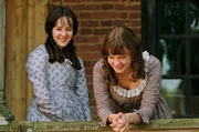 Die Schwestern Lydia (Jena Malone, l.) und Kitty Bennet (Carey Mulligan, r.) halten Ausschau nach heiratswilligen Junggesellen.