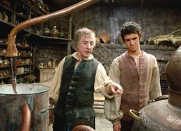 Nach einer grauenvollen Zeit in der Gerberei von Grimal nimmt Giuseppe Baldini (Dustin Hoffman, l.) das Geruchstalent Grenouille (Ben Whishaw, r.) bei sich auf und f&uuml;hrt ihn in die Geheimnisse des Duftmischens ein.