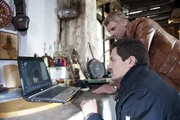 Andreas (Martin Gruber, r.) und Tobias (Markus Brandl, l.) haben auf dem Laptop der Familie Baumann ein Abschiedsvideo des vermissten Alexander gefunden.