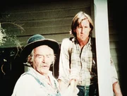 Sam Walton (Will Geer, l.) erklärt seinem jüngeren Verwandten Ham Denby (Warren Vanders, r.) wie es in Waltons Mountain zugeht.