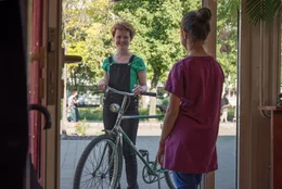 Linh (Lynn Dortschack, re.) l&auml;dt Pauline (Lisa Wihstutz, li.) zum Entenessen ein.