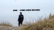 Holm Brendel (Rainer Sellien) geht ans Wasserufer.