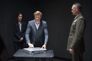 Die zuf&auml;llige Begegnung mit dem hochrangigen Milit&auml;rangeh&ouml;rigen Colonel Raymond (Wiley Pickett, r.) weckt in Jane (Simon Baker, M.) den Verdacht, der Soldat habe etwas zu verbergen. Gemeinsam mit Lisbon (Robin Tunney, l.) nimmt er die Ermittlungen auf ...