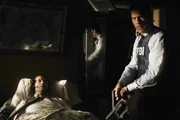 Noch ahnen Hotch (Thomas Gibson, r.) und seine Kollegen nicht, mit wem sie es bei Mason Turner (Garret Dillahunt, l.) wirklich zu tun haben. Nach und nach stellt sich jedoch Grausames heraus ...