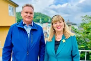 Axel Bulthaupt (l.), Milada Sárová - die berühmte Karlsbader Ärztin behandelte unter anderem Michael Gorbatschow und Vaclav Havel