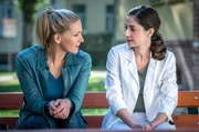 Nora (Tanja Wedhorn) und Dr. Maja Pirsich (Anne Werner) vertrauen einander.
