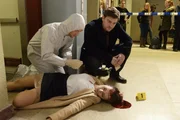 Am Tatort: Die Studentin Katja Hellmann (Carmen Zehentmeier, M.) ist tot. Sebastian Klöckner (Matthi Faust, r.) begutachtet die Leiche.
