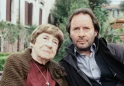 Commissario Brunetti (Uwe Kockisch) sorgt sich um seine Mutter (Christel Peters), in deren Altenheim verdächtig viele ältere Menschen "sanft entschlafen".