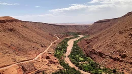 An der Gebirgskette des Hohen Atlas bewohnen seit Jahrhunderten Berberfamilien die Canyonschluchten und kultivieren die Flussl&auml;ufe mit Dattel-, Oliven- und Mandelb&auml;umen.