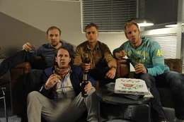 Fallen aus allen Wolken, als sie Franks "Coming out" miterleben: (v.l.n.r.) Olaf (Stephan Grossmann), Lars (Marian Meder), Moritz (Tom Wlaschiha) und Benni (Dominic Boeer) ...