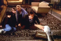 Sarah (Bonnie Hunt, 2.v.r.), Alan (Robin Williams, r.), Peter (Bradley Pierce, l.) und Judy (Kirsten Dunst, 2.v.l.) erleben ein unvergessliches, aber auch gef&auml;hrliches Abenteuer ...