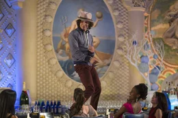 Wei&szlig;, wie man mit Charme und Tanz M&auml;dchen beeindruckt: Moose (Adam G. Sevani) ...